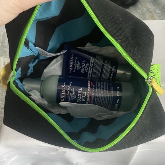 Kiehl's Facial Fuel Energizing Moisture Treatment For Men & Face Wash With Bag - Picture 11 of 11